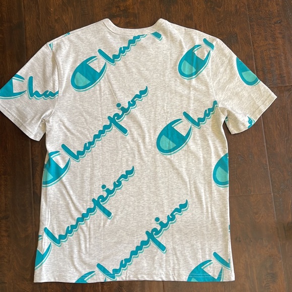Champion script short sleeve T-shirt 🤩 - Picture 3 of 3
